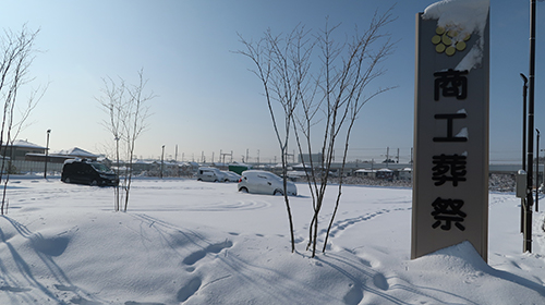 1月22日の大雪で真っ白に雪に埋もれてしまった駐車場。