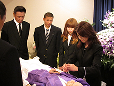 上尾市・伊奈町の葬儀社　商工葬祭 | 納棺の儀