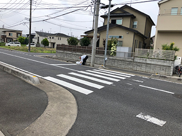 歩道の除草作業01